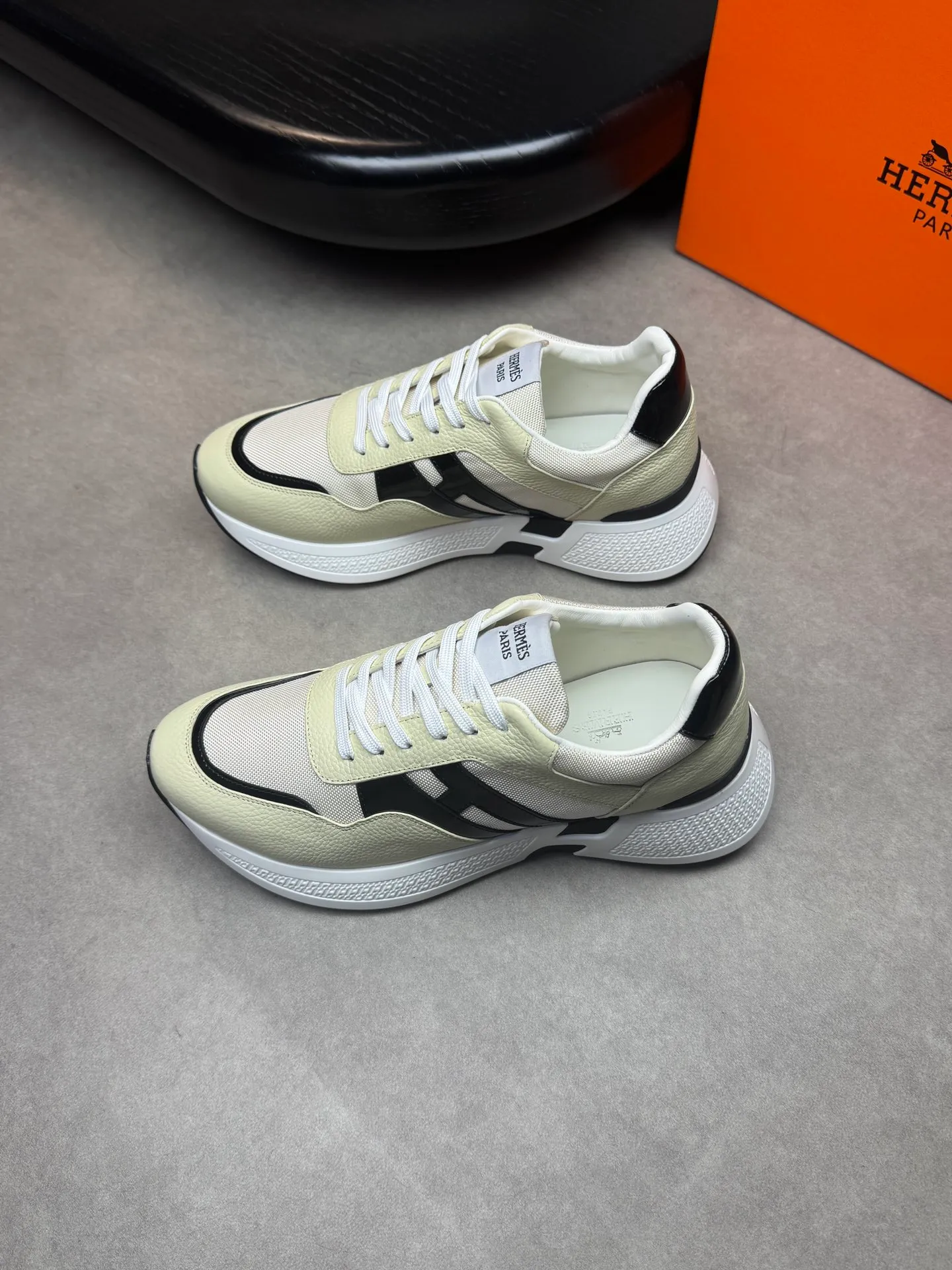 [HERMES] Hermès men's shoes 💰520💰 - high-end quality original items 🔍🔍🔍 casual sports shoes - upper: 🔝 pebbled calfskin, brand high mercerized canvas, body sewn with brand ´H´ totem, tongue brand logo cloth label - lining: water-dyed cowhide -Outsole: Ultra-light T men's shoes 💰U foam·rubber; two-color molded outsole -Ultra-high quality control·Fine workmanship: highlighted (high-end·luxury·grade) -Size: 39-44 (38, 45, can be customized)
